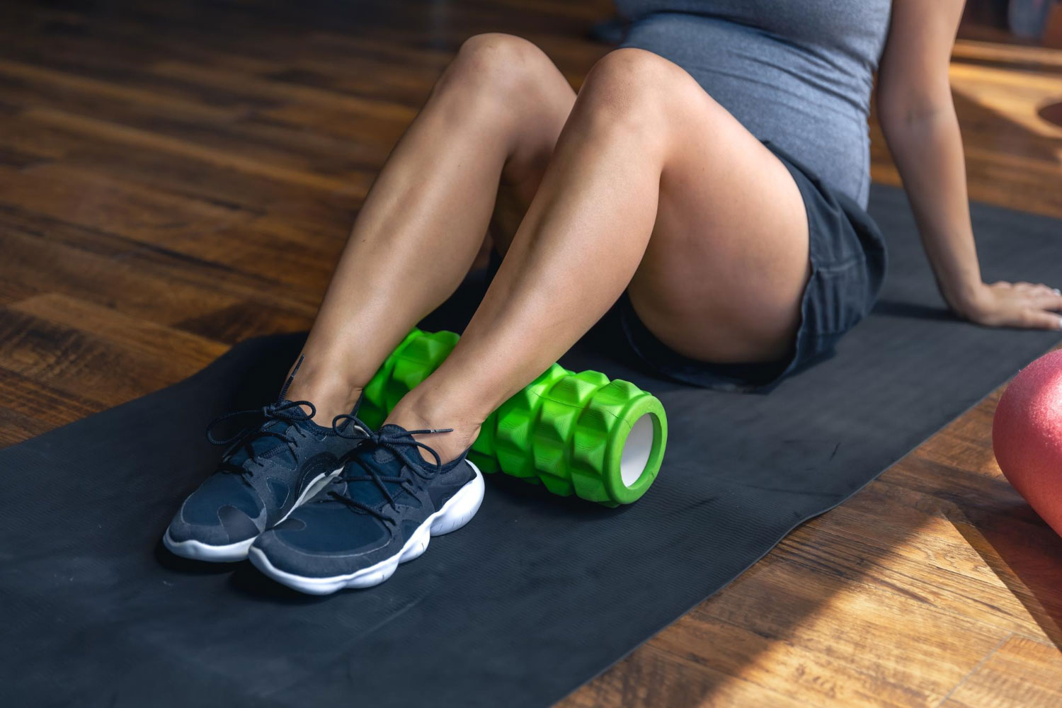 Oporavak mišića stomaka i leđa uz roler za masažu